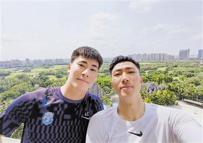 把腿张开的女人